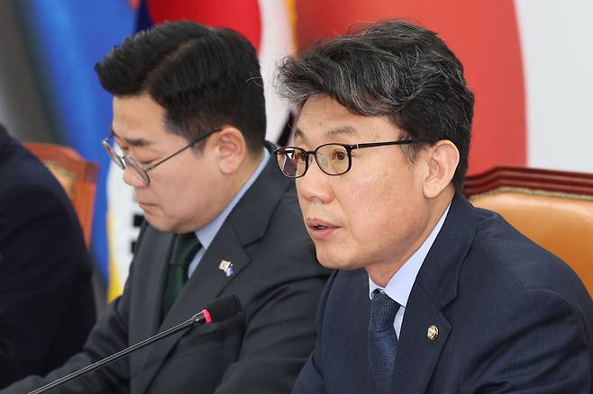 더불어민주당 진성준(오른쪽) 정책위의장이 15일 오전 서울 여의도 국회에서 열린 원내대책회의에서 발언하고 있다. 왼쪽으로 민주당 박찬대 원내대표가 보인다. /뉴시스