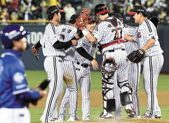 LG 선수들이 15일 삼성을 상대로 3대0, 팀 노히트 노런 승리를 거둔 뒤 기쁨을 나누고 있다. /뉴스1