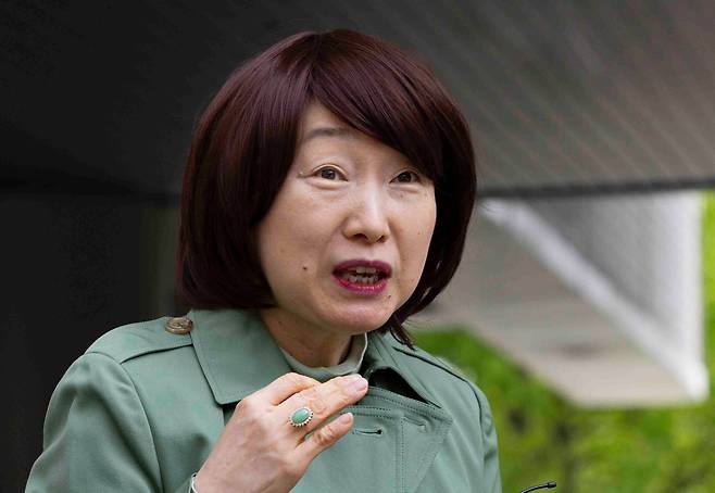 윤석열 전 대통령의 배우자 김건희 여사를 조롱한 혐의로 기소된 진혜원 부산지검 부부장 검사가 16일 서울 서초구 서울고등법원에서 열린 항소심 2심 선고공판에서 무죄를 받고 취재진 질문에 답하고 있다. /뉴시스