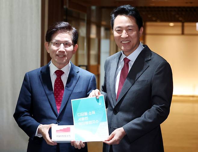 대선 출마를 선언한 김문수 전 고용노동부 장관이 16일 오전 서울 중구 서울시청에서 오세훈 서울시장과 조찬 회동을 한 후 기념촬영을 하고 있다. /뉴시스