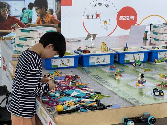 대한민국 과학기술축제가 16일 오후 대전 엑스포시민광장 일대에서 개최된 가운데 한 어린이가 레고로 로봇을 만들고 있다. 정인선 기자