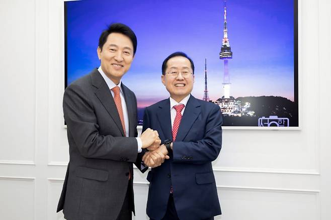 대선출마를 선언한 홍준표 전 대구시장이 15일 오후 서울 용산구 한남동 서울파트너스하우스에서 만찬 회동을 마치고 기념촬영을 하고 있다. (사진=홍준표 캠프 제공) 2025.04.15.[서울=뉴시스]