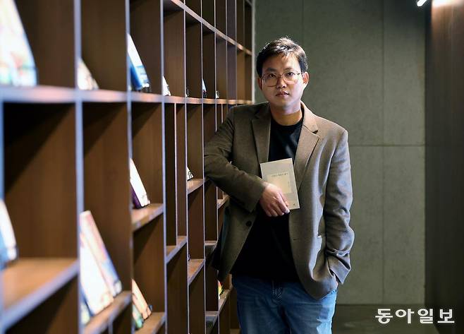 7년 만에 신간 시집 ‘마중도 배웅도 없이’를 낸 박준 시인(42)과 인터뷰를 하고 있다. 장승윤 기자 tomato99@donga.com