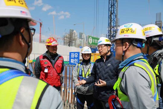 안병철 삼성물산 CSO가 현장 근로자들에게 추락위험 작업에 대한 주의사항을 전달하는 모습. [삼성물산 건설부문 제공]