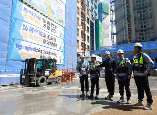 추락위험 예방 표지판 설치 상태를 확인하는 안병철 삼성물산 CSO와 현장 직원들 모습. [삼성물산 건설부문 제공]