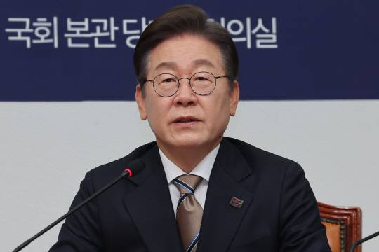 더불어민주당 대선후보 경선 주자인 이재명 전 당대표가 16일 국회 본청에서 열린 공명선거 실천 서약식에서 경선에 임하는 각오를 밝히고 있다.<연합뉴스 사진>