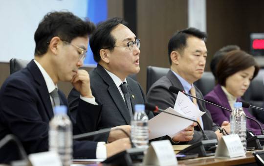 정인교 산업통상자원부 통상교섭본부장은 14일 서울 중구 대한상공회의소에서 '제1차 통상정책자문위원회' 를 주재하고, 인사말을 한 후 미국 관세조치 영향 및 대책과 대미 통상전략 등을 논의했다. [산업통상자원부]