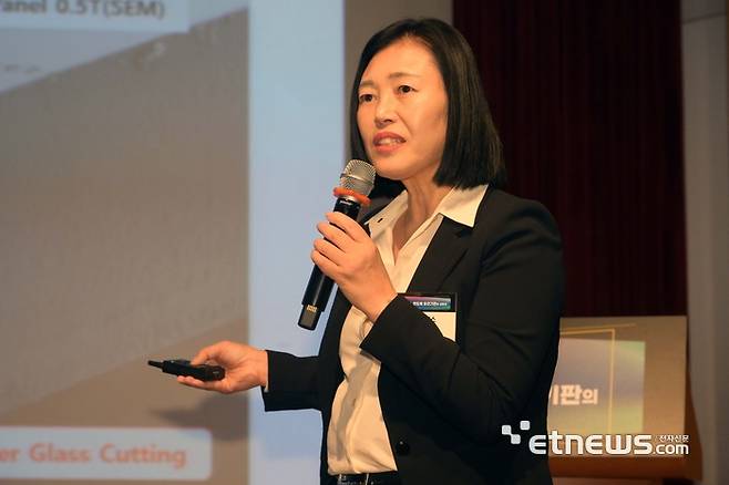 '전자신문 테크데이 : 반도체 유리기판의 모든 것' 콘퍼런스가 16일 서울 강남구 포스코타워에서 열렸다. 전은숙 레이저앱스 대표가 ' 반도체 유리기판용 SEWARE-less laser Singulation'을 주제로 발표하고 있다。 김민수기자 mskim@etnews.com