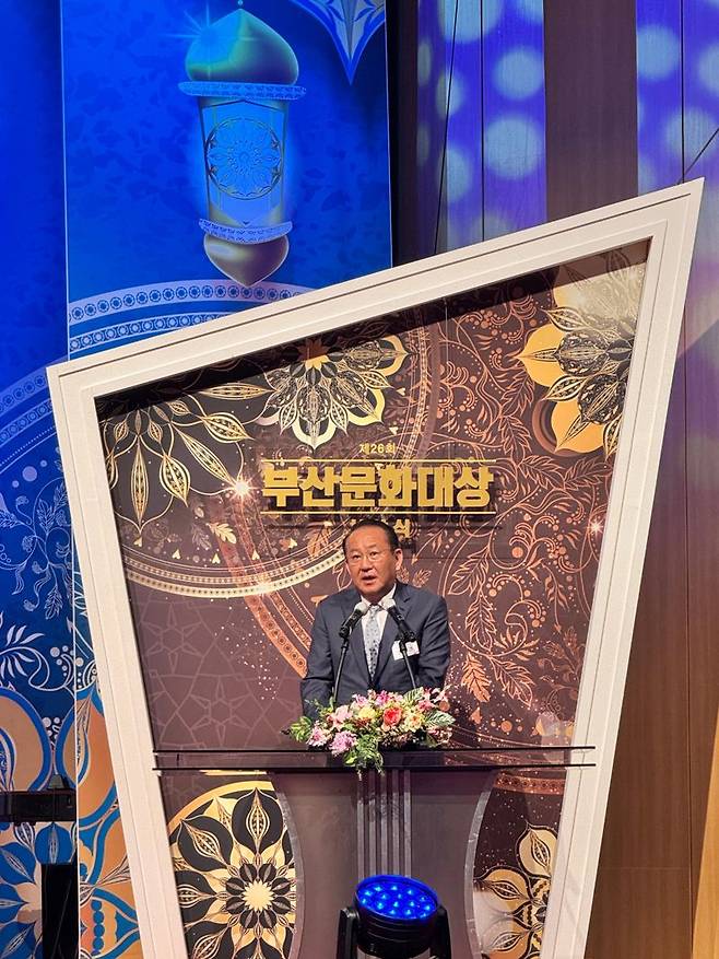 부산문화대상을 수상한 김현겸 팬스타그룹 회장이 시상식에서 인사말을 하고 있다. 팬스타그룹 제공