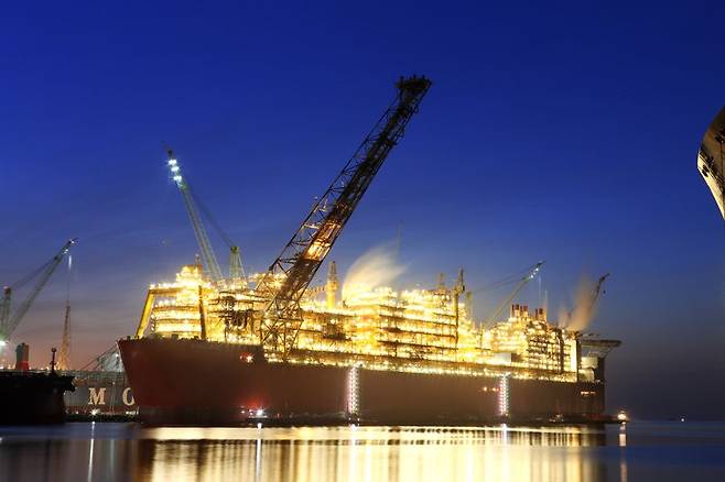 삼성중공업이 다국적 오일메이저인 로열더치 쉘에서 수주해 2016년 인도한 세계 최대 규모 크기의 부유식 액화천연가스 생산·저장·하역설비(FLNG) 전경. 호주 북해 해역에서 작업 중인 해당 FLNG는 길이 488m로, 우리나라 최고층 빌딩인 롯데월드타워(555m)보다 조금 작다. 삼성중공업 제공