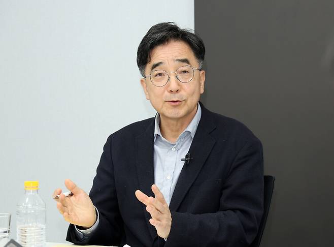 유종일 한국개발연구원(KDI) 국제정책대학원 명예교수가 14일 오후 서울 마포구 한겨레신문사에서 인터뷰하고 있다. 김영원 기자 forever@hani.co.kr