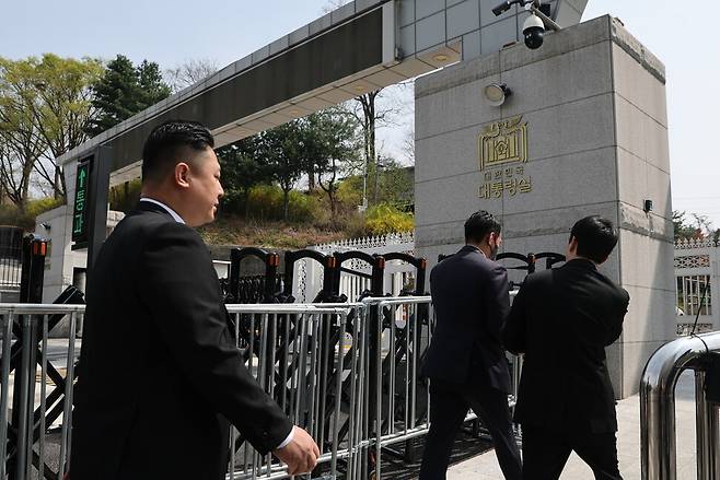 대통령실 압수수색을 시도중인 경찰 비상계엄 특별수사단이 16일 서울 용산 대통령실 청사 민원실 출입구로 들어서고 있다. 대통령실사진기자단