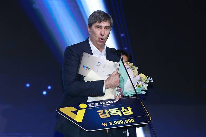 현대캐피탈 필립 블랑 감독(프랑스)이 14일 서울 서대문구 스위스그랜드호텔에서 열린 프로배구 도드람 2024∼2025 V리그 시상식에서 감독상을 수상한 뒤 소감을 밝히고 있다. 연합뉴스