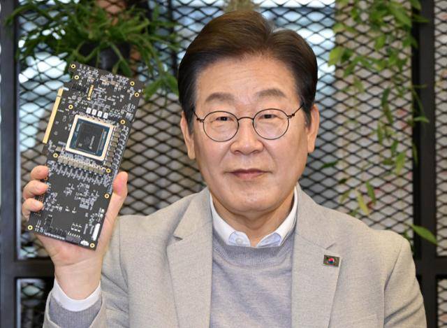 이재명 전 더불어민주당 대표가 14일 서울 강남구 퓨리오사AI에서 퓨리오사AI NPU칩을 들어 보이고 있다. 고영권 기자