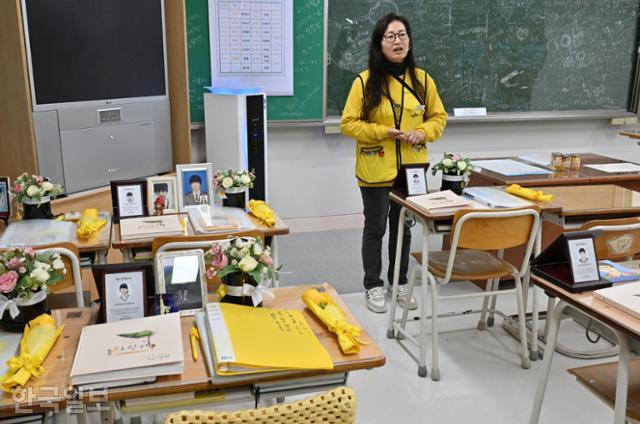 고 임경빈군 어머니인 전인숙씨가 지난 14일 임군의 기일을 이틀 앞두고 경기 안산시 단원구 고잔동 '기억교실'(4·16생명안전교육원)에서 세월호 참사 관련한 설명을 하고 있다. 기억교실에 마련된 임경빈군의 자리에서 바라본 인숙씨. 안산=홍인기 기자
