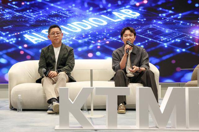 정근욱(왼쪽) KT스튜디오지니 대표와 신종수 KT 미디어전략본부장이 16일 서울 강남에서 열린 기자간담회에서 KT의 미디어 부문 전략을 발표하고 있다. KT 제공