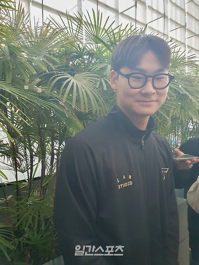 22일 인천국제공항을 통해 미국으로 출국한 곽도규가 비행기에 오르기 전 취재진과 인터뷰하고 있다. 인천공항=배중현 기자