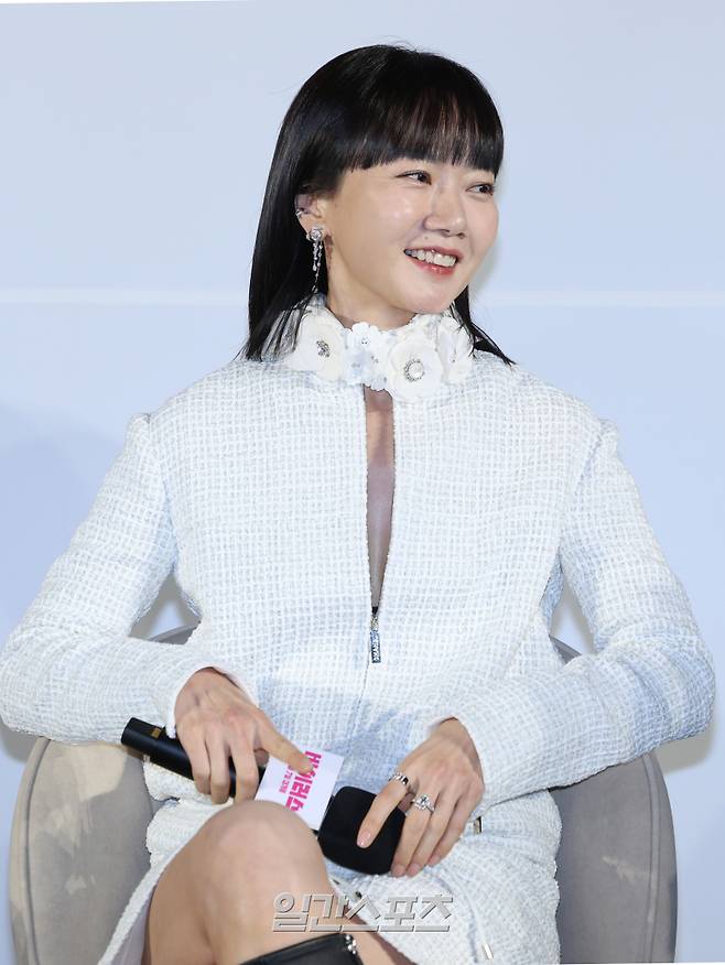 배우 배두나가 16일 오전 서울 강남구 메가박스 코엑스점에서 열린 영화 '바이러스' 제작보고회에 참석해 진행자와 토크 시간을 갖고 있다. '바이러스'는 이유 없이 사랑에 빠지는 치사율 100% 바이러스에 감염된 '택선'이 모쏠 연구원 '수필', 오랜 동창 '연우', 그리고 치료제를 만들 수 있는 유일한 전문가 '이균'까지 세 남자와 함께하는 예기치 못한 여정을 그린 영화. 오는 5월 7일 개봉. 서병수 기자 qudtn@edaily.co.kr /2025.04.16/