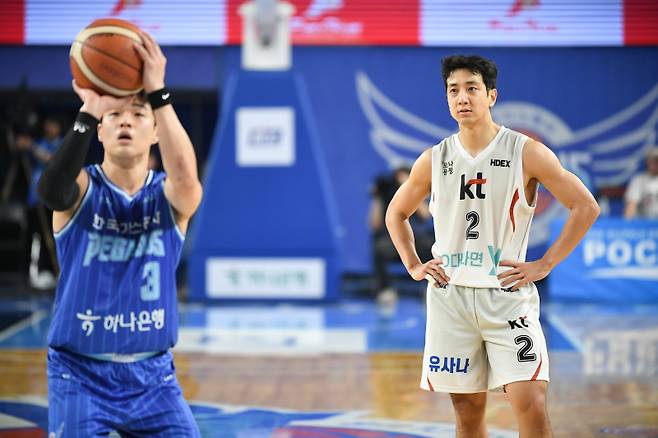 16일 대구체육관에서 열린 한국가스공사와 KT의 2024~25 프로농구 6강 PO 3차전. 한국가스공사 정성우가 자유투를 시도하고 있다. 오른쪽은 KT 허훈. 사진=KBL