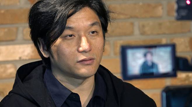 MBC 취재진과 인터뷰하는 정윤석 감독