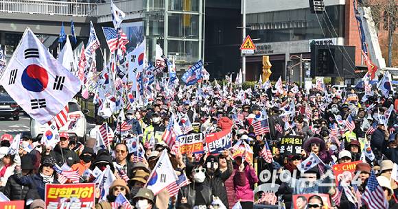 윤석열 대통령 탄핵심판 선고일인 지난 4일 오전 서울 용산구 한남동 대통령 관저 인근에서 윤 대통령 탄핵반대 집회에서 지지자들이 구호를 외치고 있다. [사진=곽영래 기자]