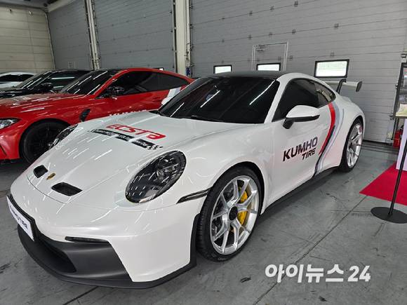금호타이어의 '엑스타 스포츠S' 타이어가 장착된 포르쉐 차량. [사진=김종성 기자]