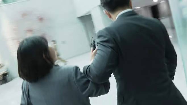 뉴스타파 기자의 손목을 붙잡고 가는 권성동 원내대표. (뉴스타파 유튜브 캡처)