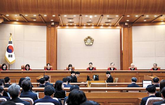 지난 4일 오전 헌법재판소는 재판관 전원 의견 일치로 윤석열 대통령을 파면혔다. 사진은 이날 선고를 진행중인 헌법재판소 대심판정의 모습. 사진공동취재단