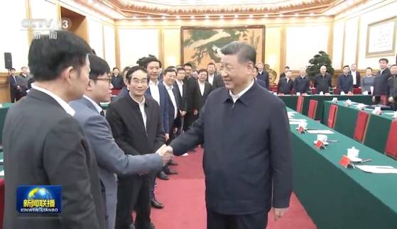 시진핑(오른쪽) 중국 국가주석이 지난 2월 17일 인민대회당에서 열린 민영경제 좌담회에서 생성형 AI 스타트업 딥시크 량원펑 창업자와 악수하고 있다. CC-TV 캡처