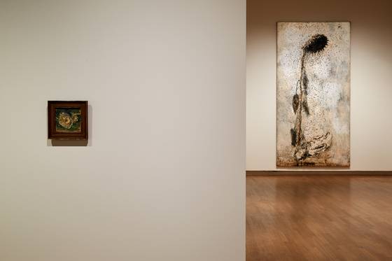 반 고흐의 ‘마른 해바라기 꽃’(왼쪽)과 함께 보이는 안젤름 키퍼의 ‘솔 인빅투스’(1995). 라틴어로 ‘정복되지 않은 태양’을 뜻한다. 암스테르담=권근영 기자