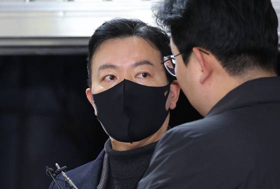 김성훈 대통령경호처 차장이 지난 1월 24일 오전 서울 서대문구 경찰청 국가수사본부 특별수사단에 출석하며 취재진 질문에 답변하고 있다.  뉴스1