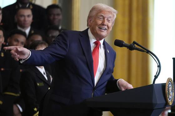 도널드 트럼프 미국 대통령이 지난 15일(현지시각) 워싱턴 D.C. 백악관에서 미 해군사관학교 미식축구팀에 군통수권자 트로피를 수여했다. 연합뉴스