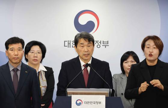 이주호 부총리 겸 교육부 장관이 의총협 회장단 양오봉 전북대 총장, 이해우 동아대 총장 그리고 이종태 의대협회 이사장과지난달 7일 서울 종로구 정부서울청사에서 학생 복귀 및 의대교육 정상화 관련 브리핑을 하고 있다. 연합뉴스