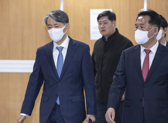 12·3 비상계엄 사태와 관련해 내란 중요 임무 종사 혐의로 재판에 넘겨진 조지호 경찰청장이 16일 서울 서초구 서울중앙지법에서 열린 1심 속행 공판에 출석하고 있다. 연합뉴스