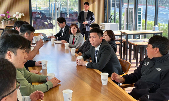 진천 국가대표선수촌에서 종목 지도자들과 만나 차담회를 진행하는 유승민 체육회장. 연합뉴스