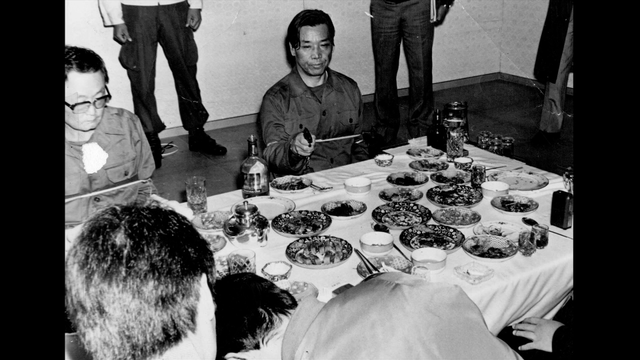 1979년 11월7일 오전, 계엄사합동수사본부는 박정희 대통령 시해사건의 현장검증을 사건 현장인 서울 종로구 궁정동 중앙정보부 식당에서 실시했다. 김재규 전 중앙정보부장이 10월26일의 현장을 재연하고 있다. /KBS1TV 역사저널 그날