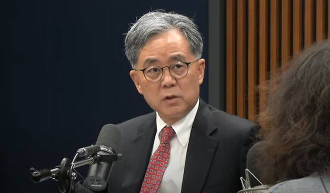 김현종 전 청와대 국가안보실 2차장이 16일 김어준의 겸손은힘들다 뉴스공장에 나와 인터뷰하고 있다. 김어준의겸손은힘들다 캡처