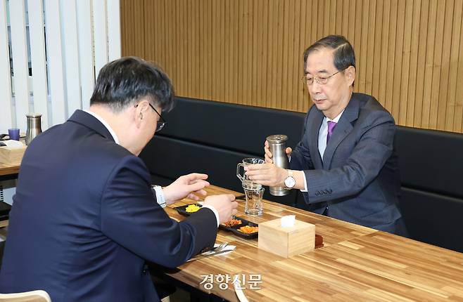 한덕수 대통령 권한대행 겸 국무총리가 16일 결식 아동에게 무료 점심을 제공하는 울산 중구의 한 식당을 찾아 사장과 직원들을 격려한 후 식사를 하고 있다. 김창길 기자
