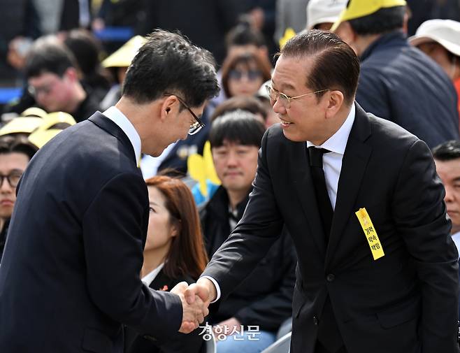 세월호 참사 11주기를 맞은 16일 오후 안산시 단원구 화랑유원지에서 열린 ‘세월호참사 11주기 기억식’에서 김경수 예비후보와 권영세 국민의힘 비대위원장이 인사를 나누고 있다. 권도현 기자