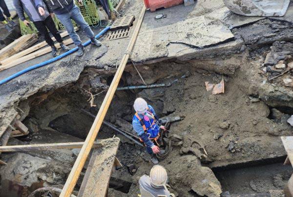 부산도시철도 사상~하단선 건설 현장인근에서 땅꺼짐 사고가 잇따르며 시민 불안이 커지고 있다. 국제신문DB