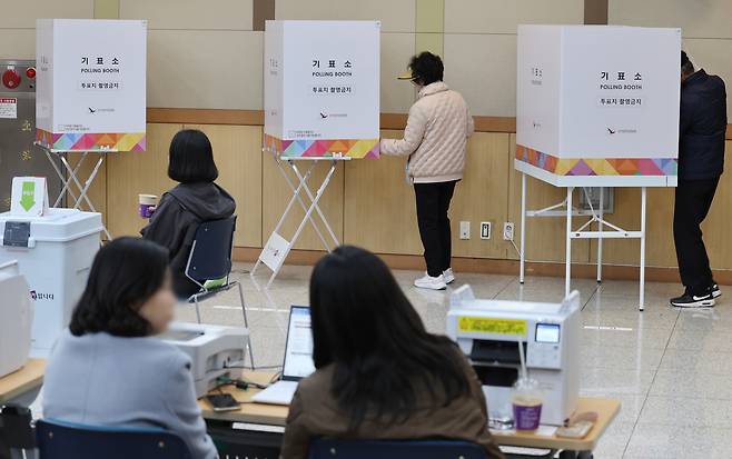 Voters participate in early voting at Nam District Office in Busan for the April 2 by-elections to select their new education superintendent on March 28. [YONHAP]