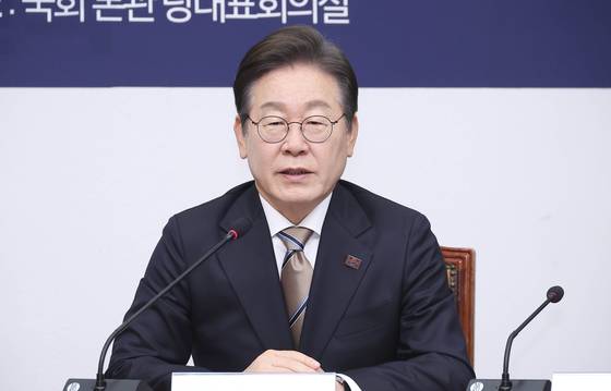 Democratic Party presidential contender Lee Jae-myung speaks at a party meeting at the National Assembly in Yeouido, western Seoul on April 16. [LIM HYUN-DONG]