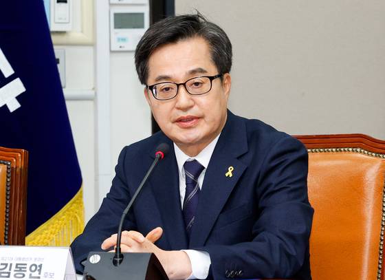 DP presidential candidate and Gyeonggi Gov. Kim Dong-yeon speaks during a pledge ceremony for fair elections at the National Assembly in Yeouido, western Seoul, on April 16. [NEWS1]