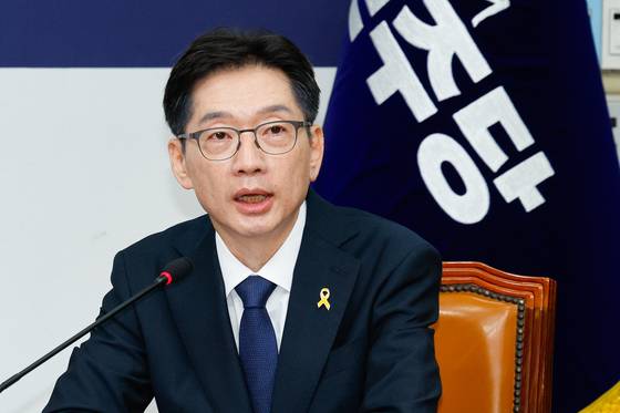 DP presidential candidate and former South Gyeongsang Gov. Kim Kyoung-soo speaks during a pledge ceremony for fair elections at the National Assembly in Yeouido, western Seoul, on April 16. [NEWS1]