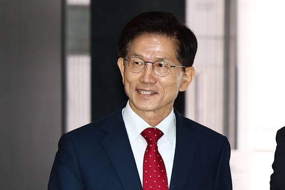 Former Labor Minister Kim Moon-soo arrives at the City Hall in central Seoul on April 16. [KIM JONG-HO]