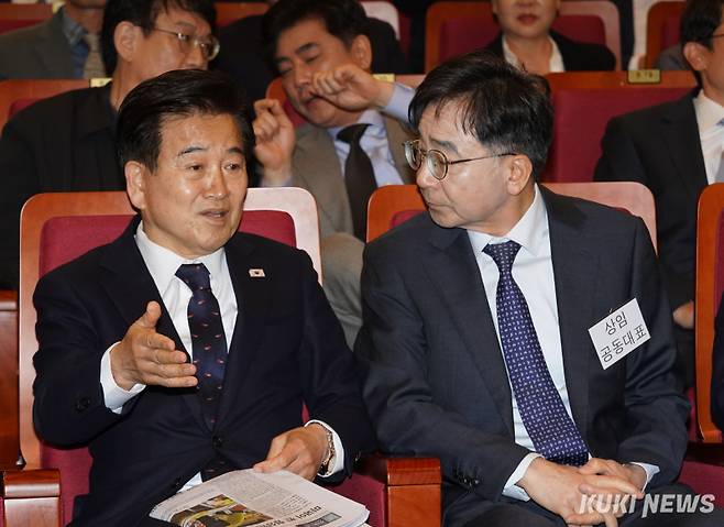 정동영 더불어민주당 의원(왼쪽)과 유종일 상임대표가 16일 서울 영등포구 국회에서 열린 이재명 전 대표의 싱크탱크 '성장과 통합' 출범식에서 대화하고 있다.