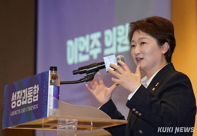 이언주 더불어민주당 의원이 16일 서울 영등포구 국회에서 열린 이재명 전 대표의 싱크탱크 '성장과 통합' 출범식에 참석해 발언하고 있다.