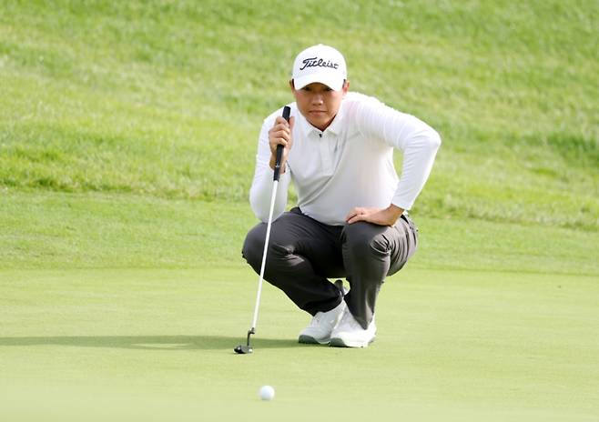 퍼팅라인을 살피는 이상희. KPGA 제공