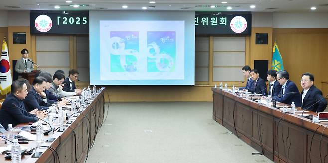 이장우 대전시장, 유득원 행정부시장과 축제추진위원 등이 16일 ‘2025 대전 0시 축제’ 착수보고회를 열고 다양한 의견을 수렴하고 있다. 대전시