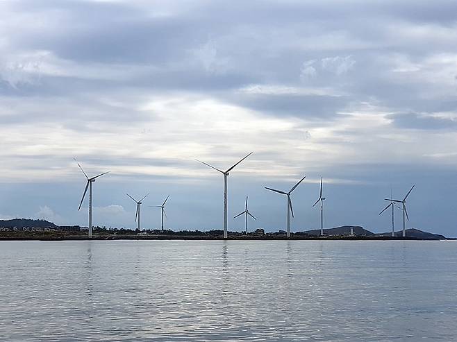 제주시 한경면 두모리~금등리 앞바다에 설치된 탐라해상풍력발전단지. 국내 첫 상업용 해상풍력단지다. 제주도 제공